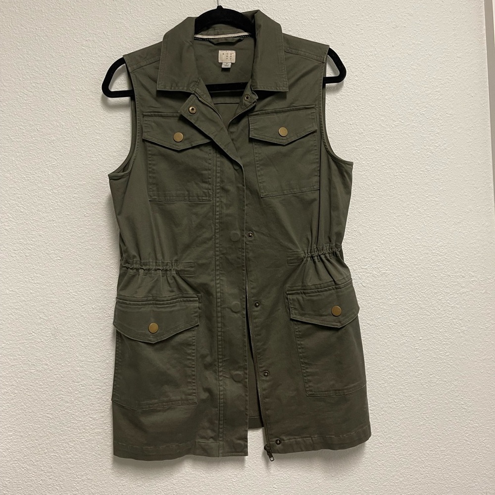 Army green vest w/ pockets